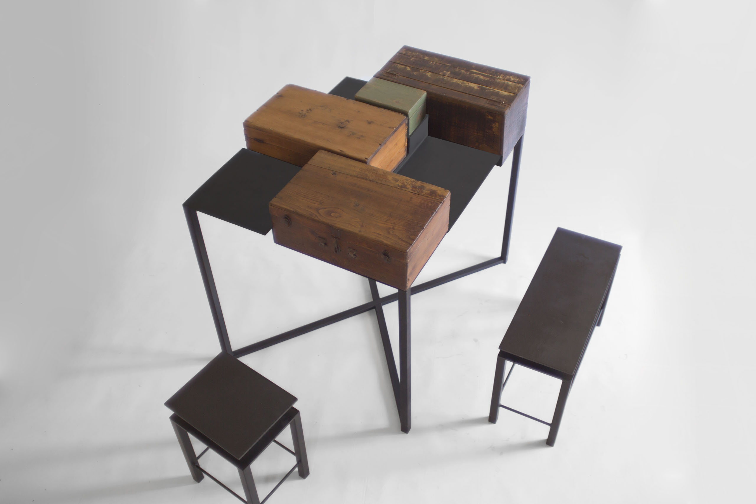 Box Sir modular sequence frame 5 with wooden boxes on iron frame