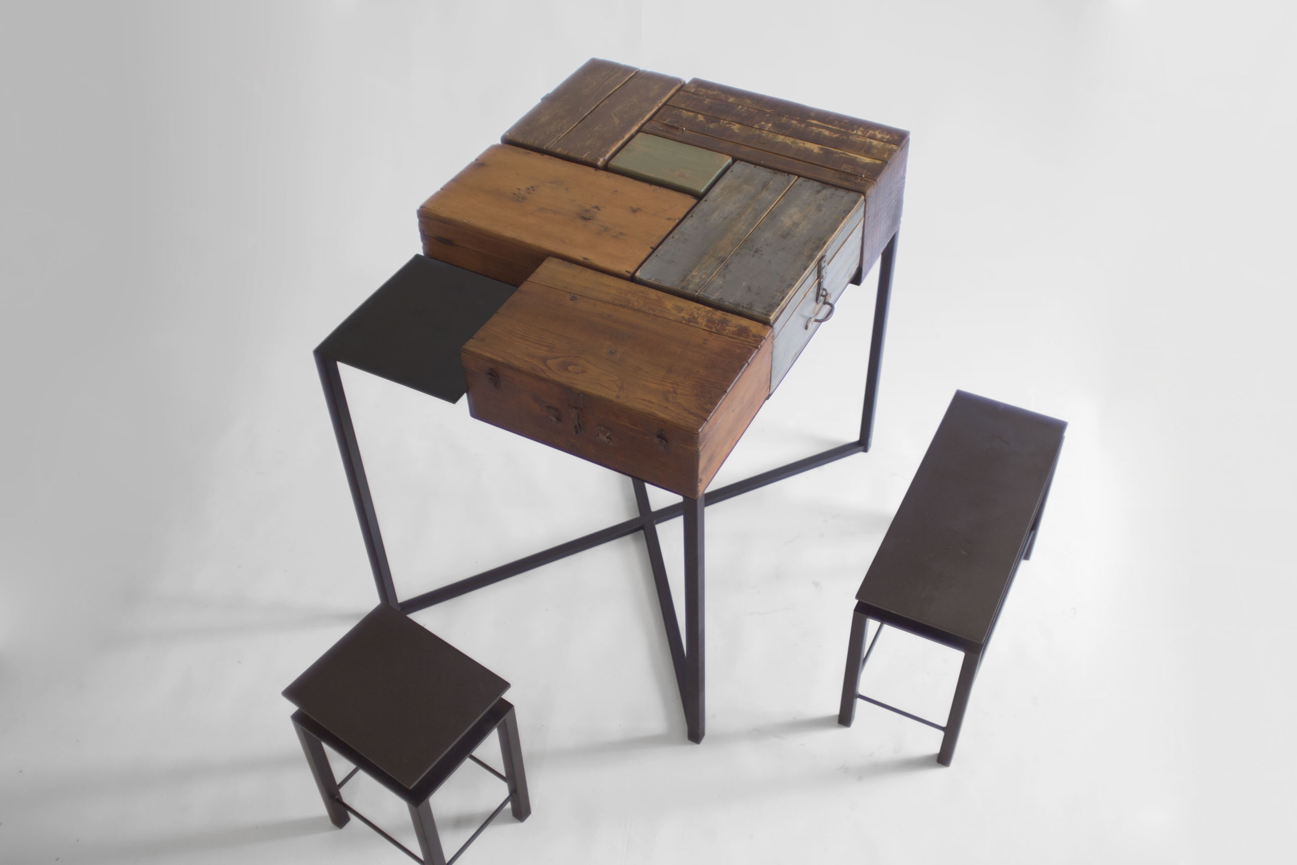 Box Sir modular sequence frame 7 with wooden boxes on iron frame