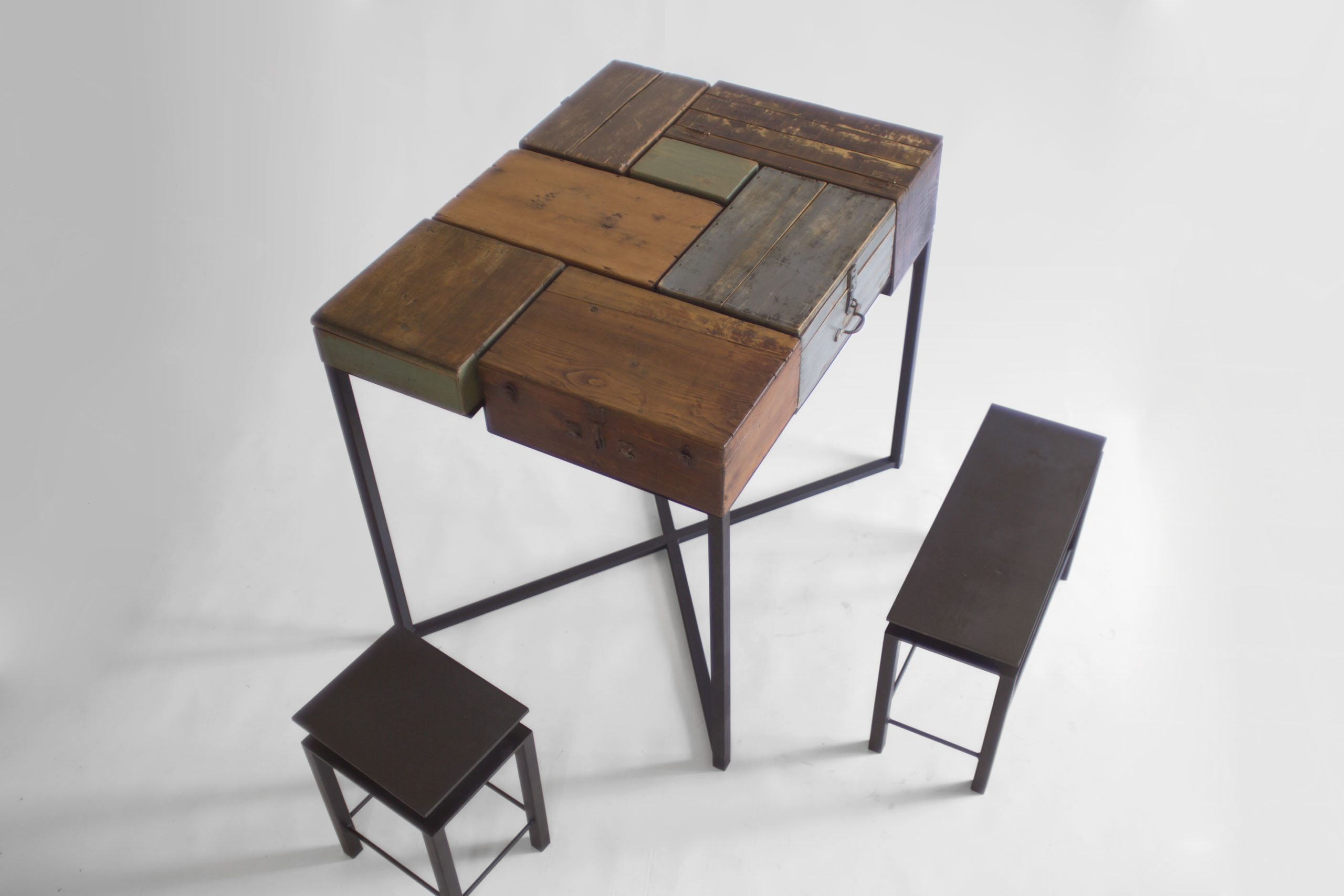 Box Sir modular sequence frame 8 with wooden boxes on iron frame