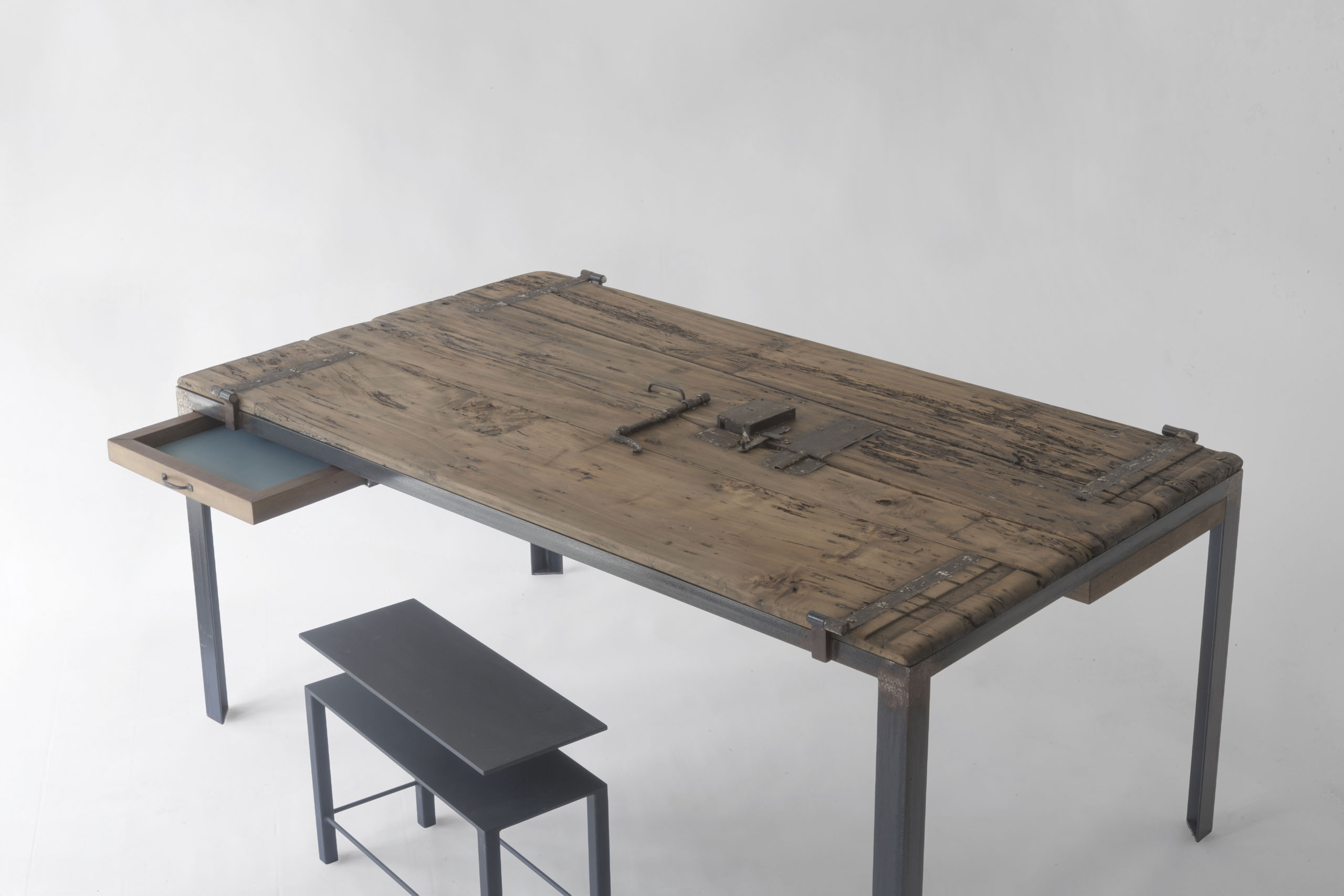 Indoor 10 table transitioning with trays sliding back into the frame