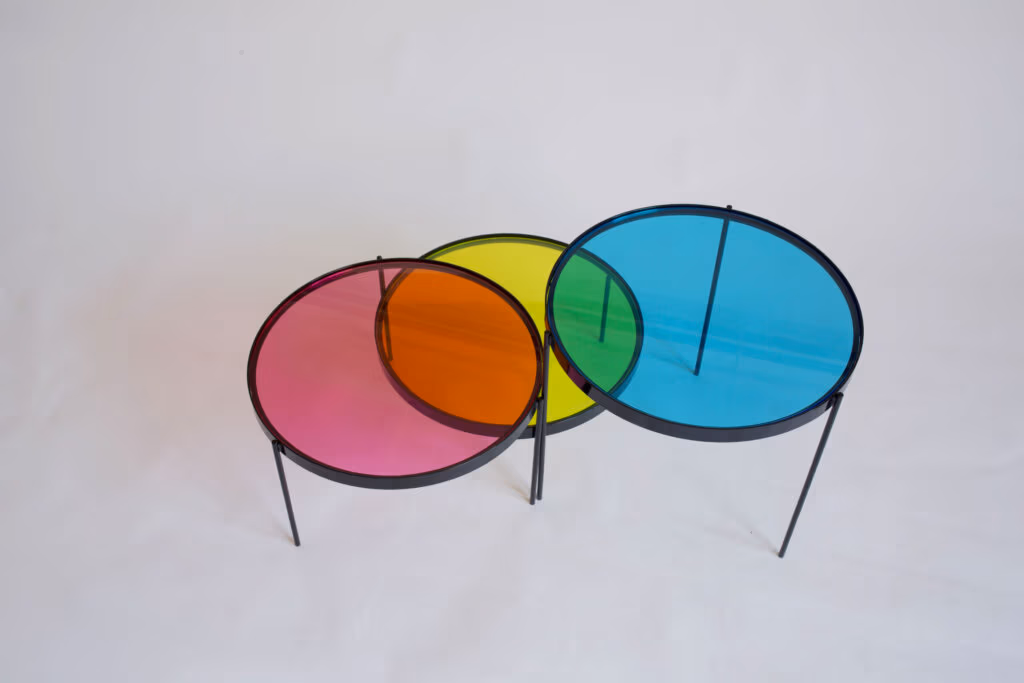 CMYK coffee table by Manoteca, rotation sequence, frame 01: cyan disc rotated to the right, partial overlap with the yellow disc generating a green intersection, magenta and yellow discs stationary.